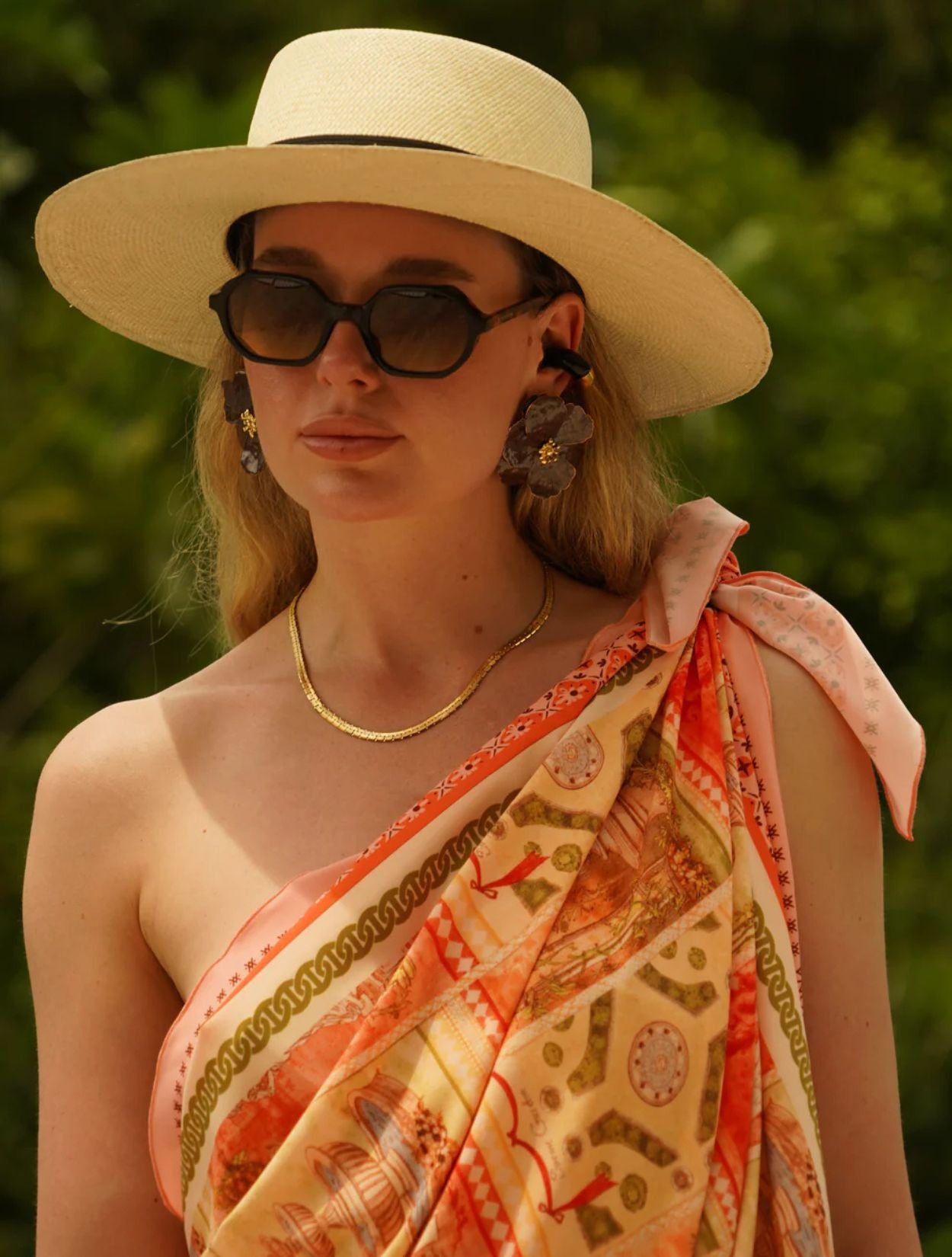 Pareo de playa Bandana Toscana Beach Wrap de la marca Flor Amazona con estampado gráfico verde de diseño de autor multifuncional – Ropa de playa de lujo hecha en Colombia | Casa Precis, Concept Store