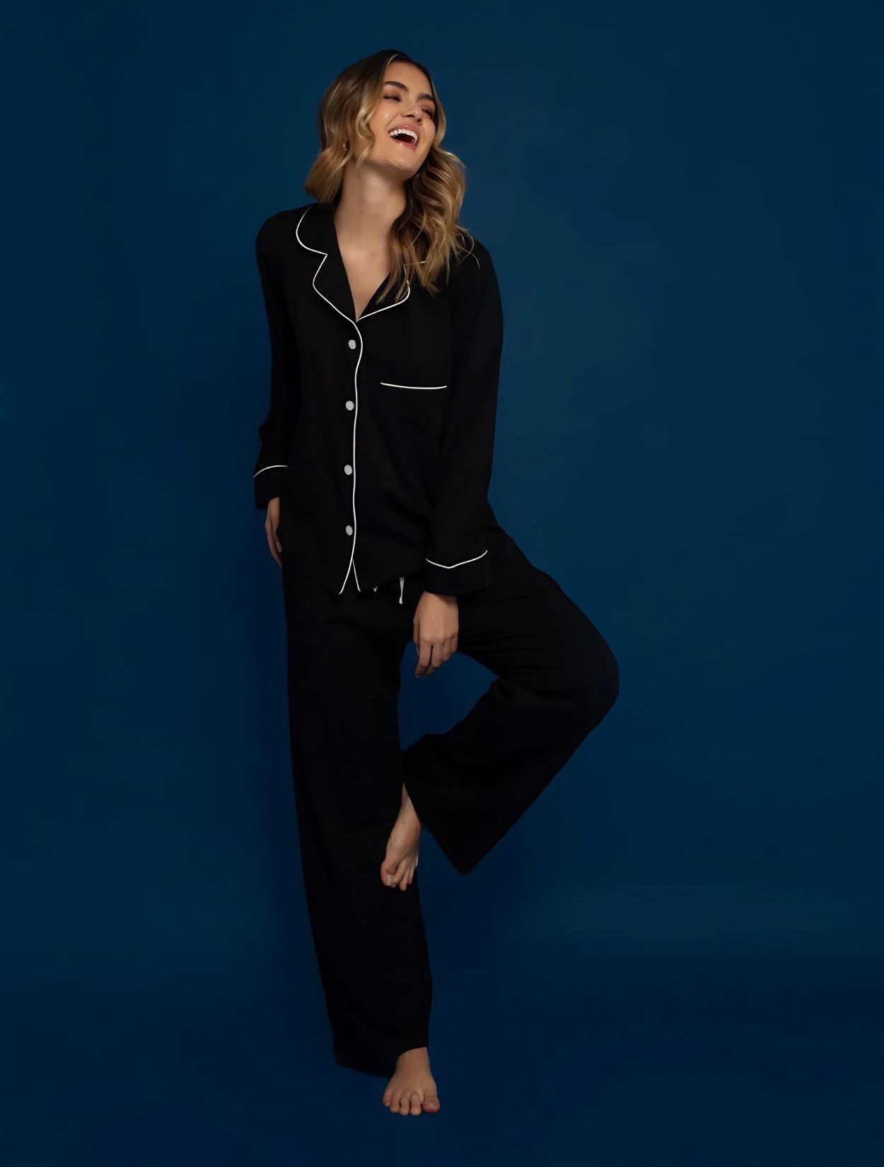 Set de pijama negro de viscosa con camisa y pantalón modelo All Black de la marca Alma Sleepwear – Ropa de descanso de lujo y sleepwear de autor hecho en Colombia | Casa Precis, Concept Store