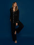 Set de pijama negro de viscosa con camisa y pantalón modelo All Black de la marca Alma Sleepwear – Ropa de descanso de lujo y sleepwear de autor hecho en Colombia | Casa Precis, Concept Store