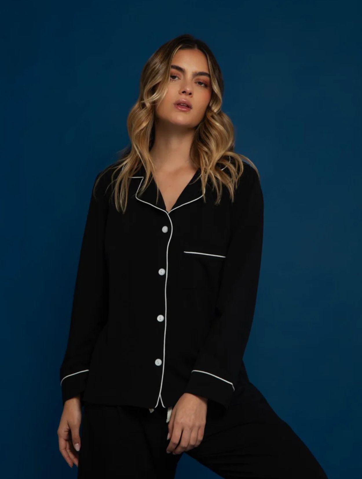 Set de pijama negro de viscosa con camisa y pantalón modelo All Black de la marca Alma Sleepwear – Ropa de descanso de lujo y sleepwear de autor hecho en Colombia | Casa Precis, Concept Store