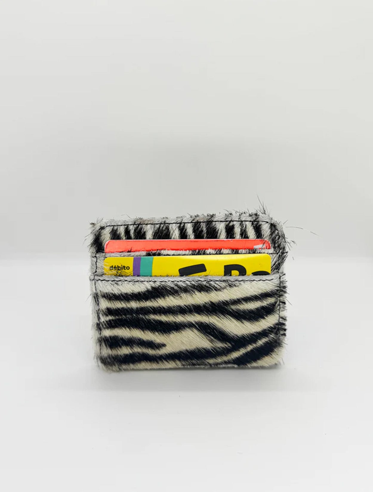 Portadocumentos en Cuero de Pelo Largo con Estampado de Cebra de la marca colombiana Pardo x Casa Precis, Concept Store