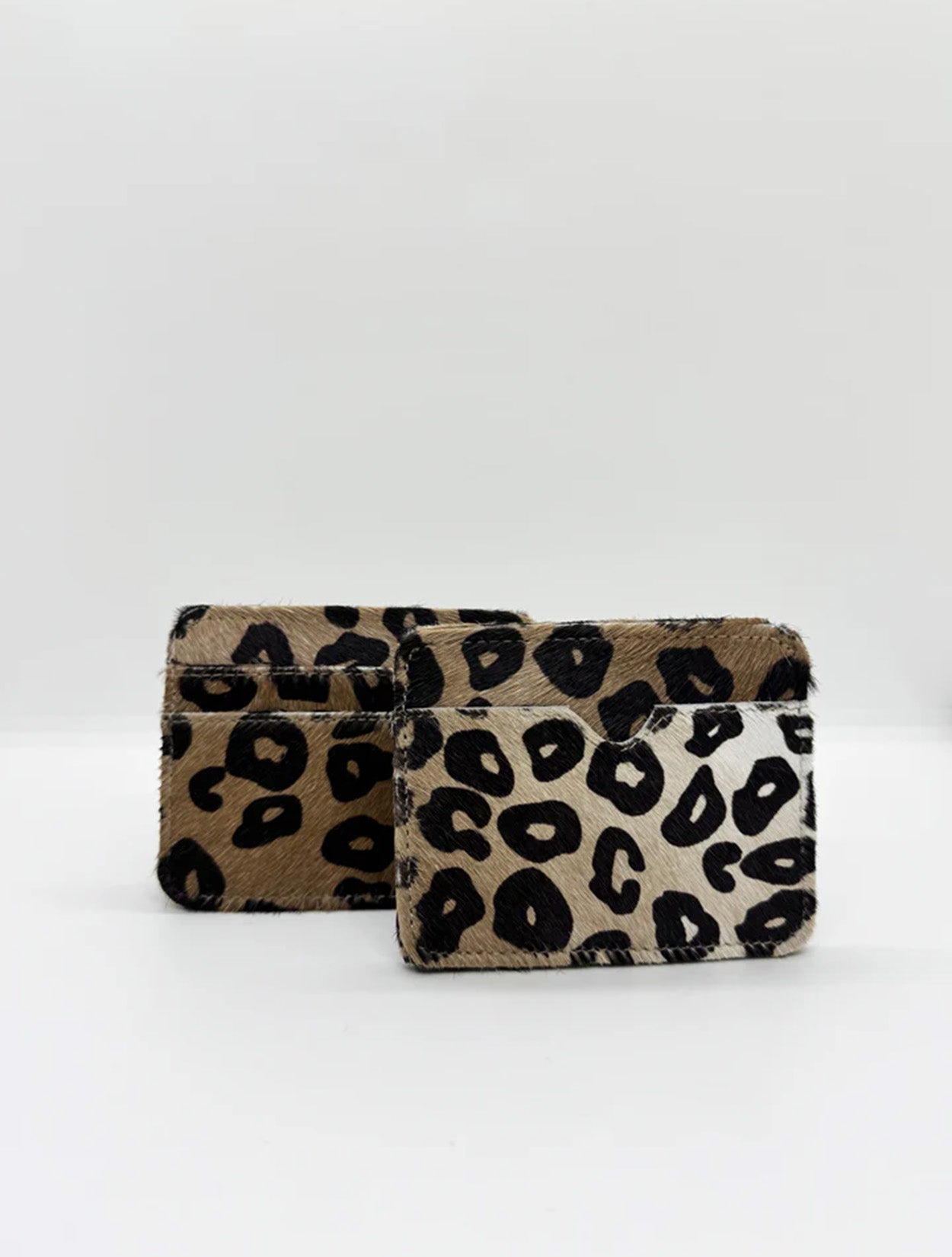 Portadocumentos de cuero de pelo con estampado animal print de la marca Pardo – Accesorios de marroquinería de lujo y diseño de autor hecho en Colombia | Casa Precis, Concept Store