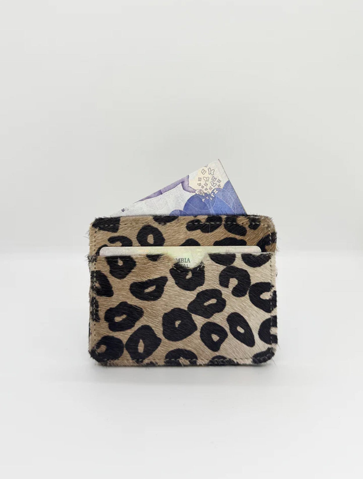Portadocumentos de cuero de pelo con estampado animal print de la marca Pardo – Accesorios de marroquinería de lujo y diseño de autor hecho en Colombia | Casa Precis, Concept Store