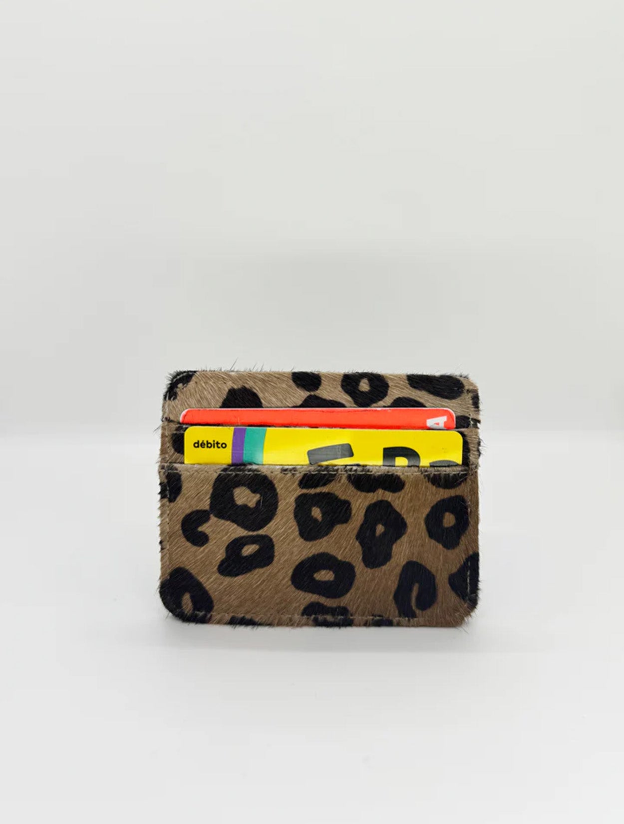 Portadocumentos de cuero de pelo con estampado animal print de la marca Pardo – Accesorios de marroquinería de lujo y diseño de autor hecho en Colombia | Casa Precis, Concept Store