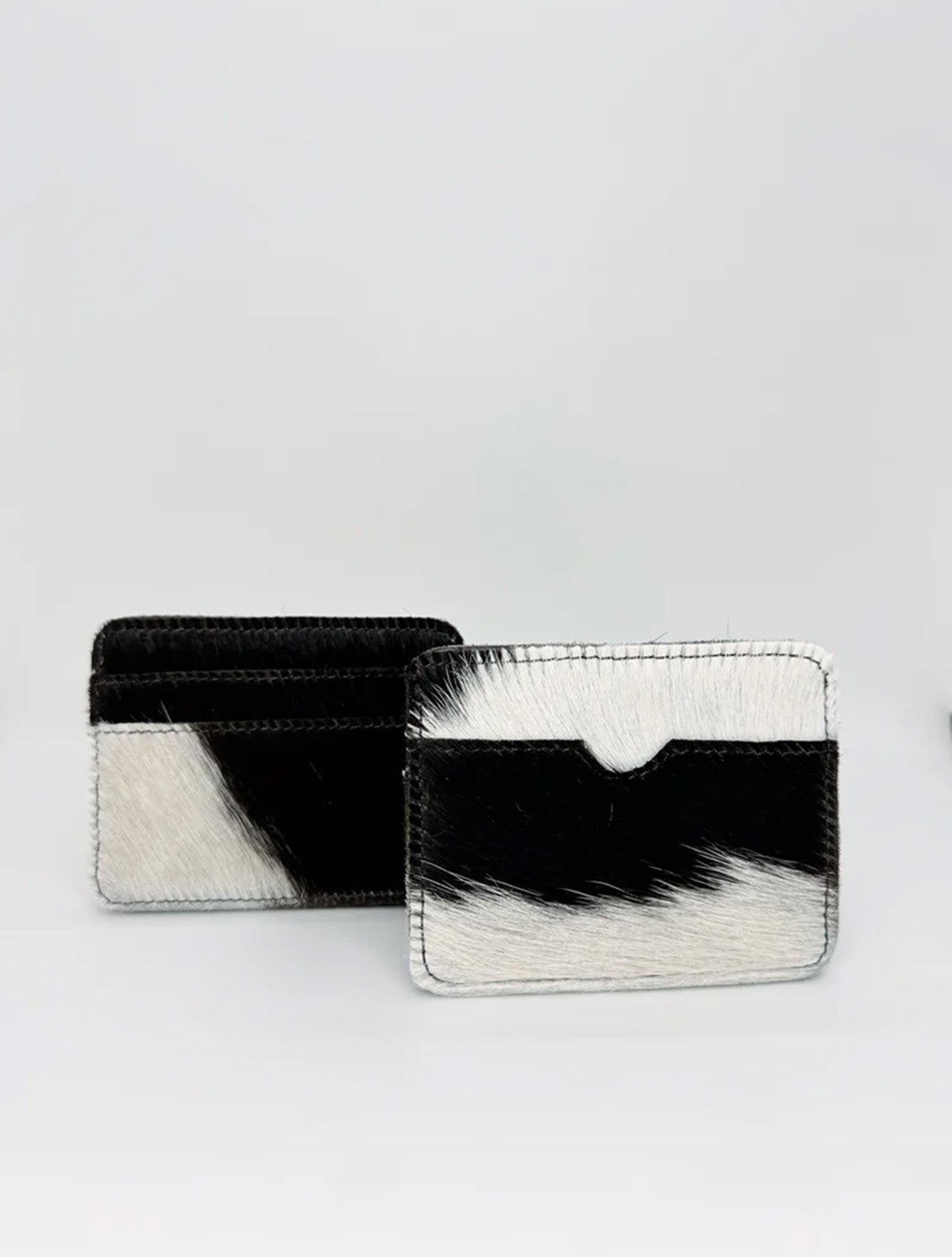 Portadocumentos de cuero de pelo con estampado animal print de la marca Pardo – Accesorios de marroquinería de lujo y diseño de autor hecho en Colombia | Casa Precis, Concept Store