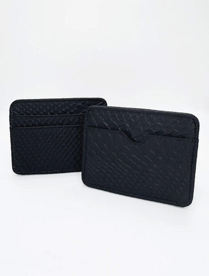 Portadocumentos de cuero negro con textura de escamas de la marca Pardo – Accesorios de marroquinería de lujo y diseño de autor hecho en Colombia | Casa Precis, Concept Store