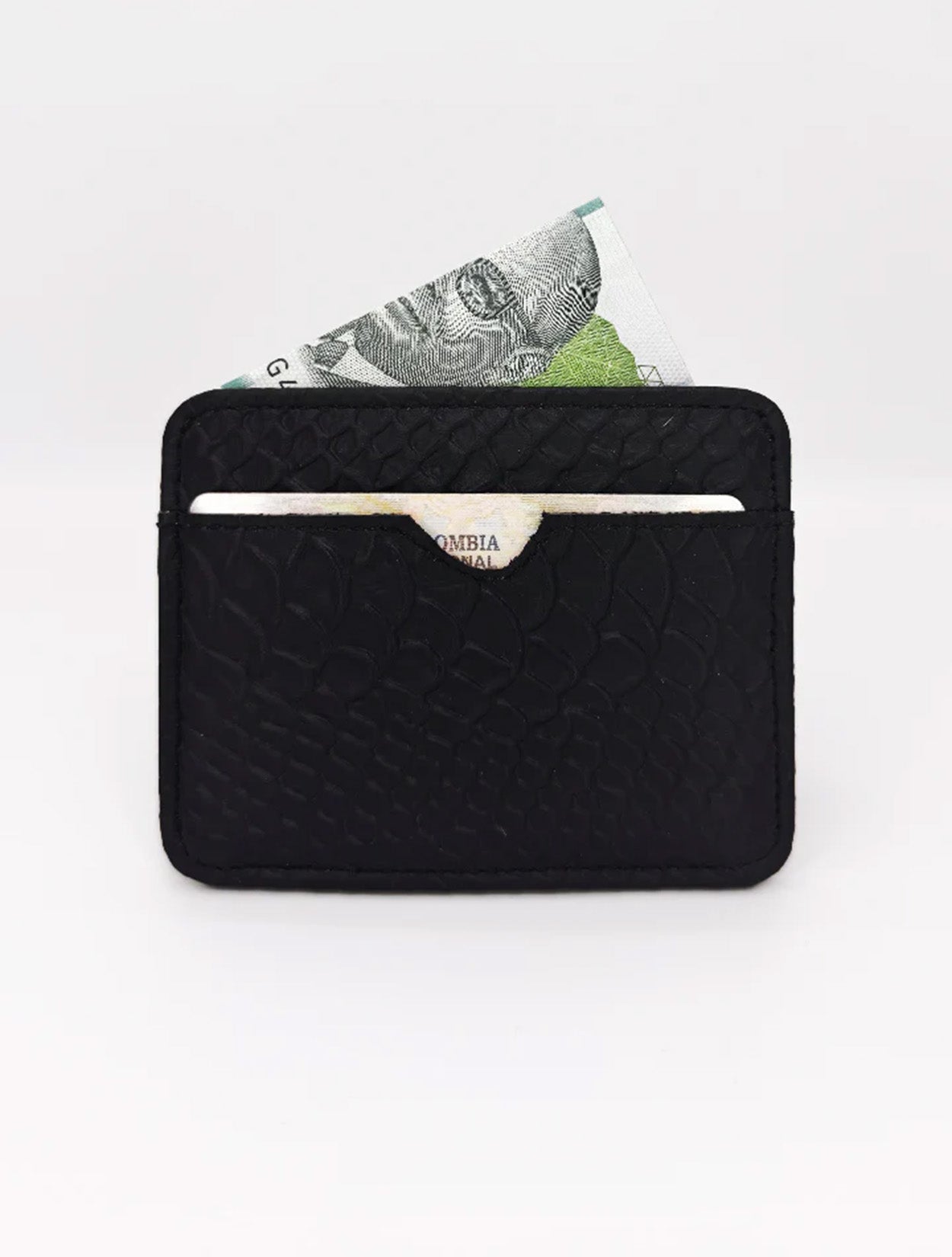Portadocumentos de cuero negro con textura de escamas de la marca Pardo – Accesorios de marroquinería de lujo y diseño de autor hecho en Colombia | Casa Precis, Concept Store