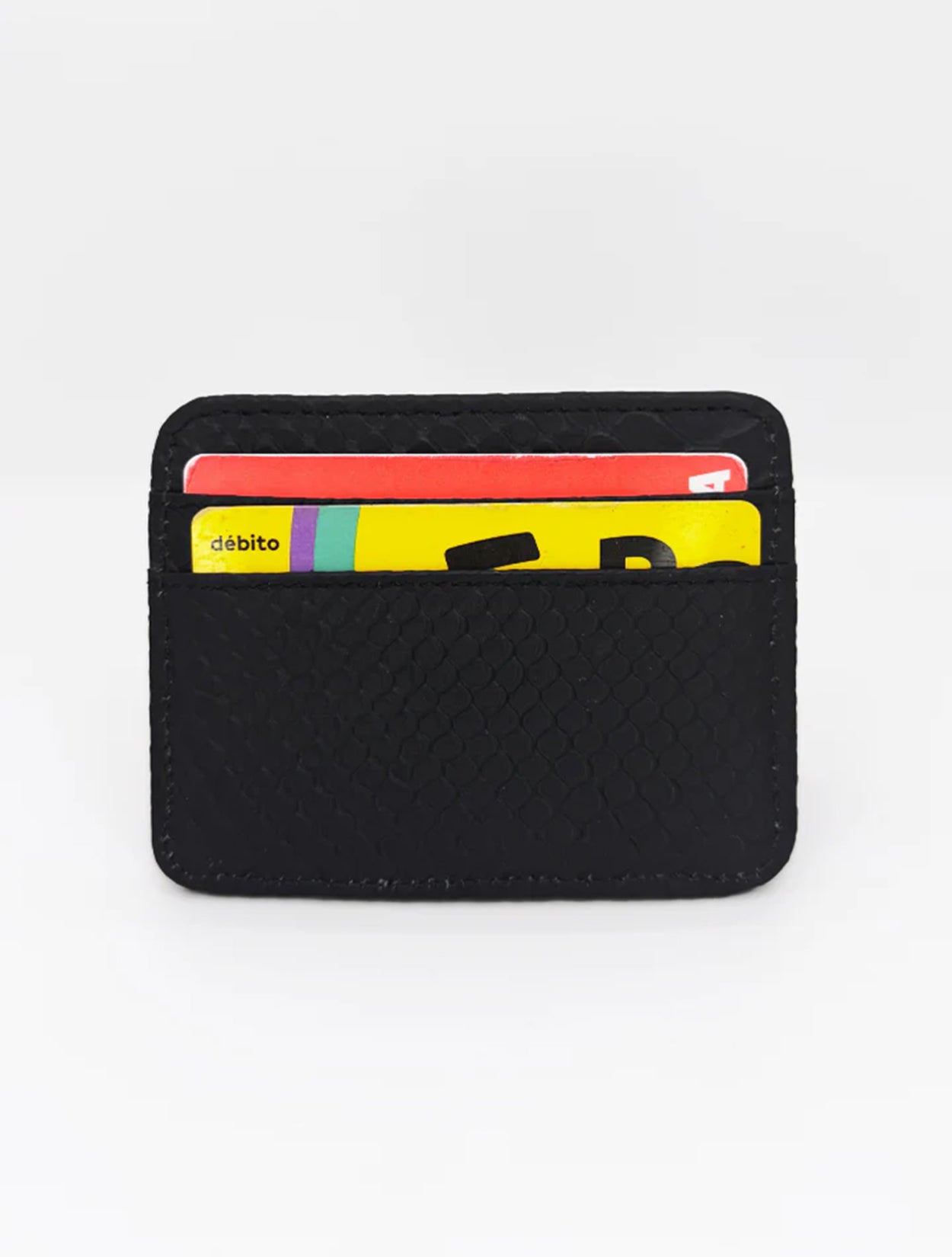 Portadocumentos de cuero negro con textura de escamas de la marca Pardo – Accesorios de marroquinería de lujo y diseño de autor hecho en Colombia | Casa Precis, Concept Store