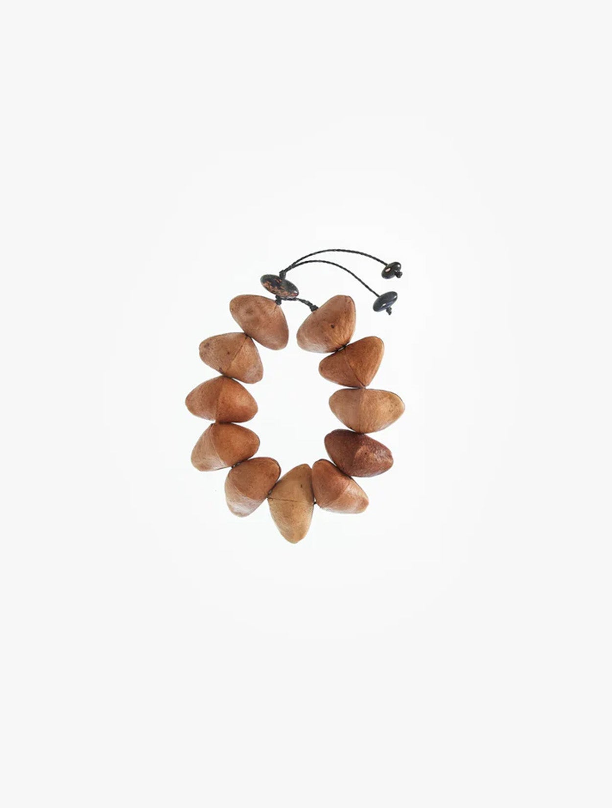 Pulsera artesanal con semillas de Cabalonga de la marca Celestino – Joyería de autor colombiana y accesorios de diseño inspirados en la botánica ancestral | Casa Precis, Concept Store