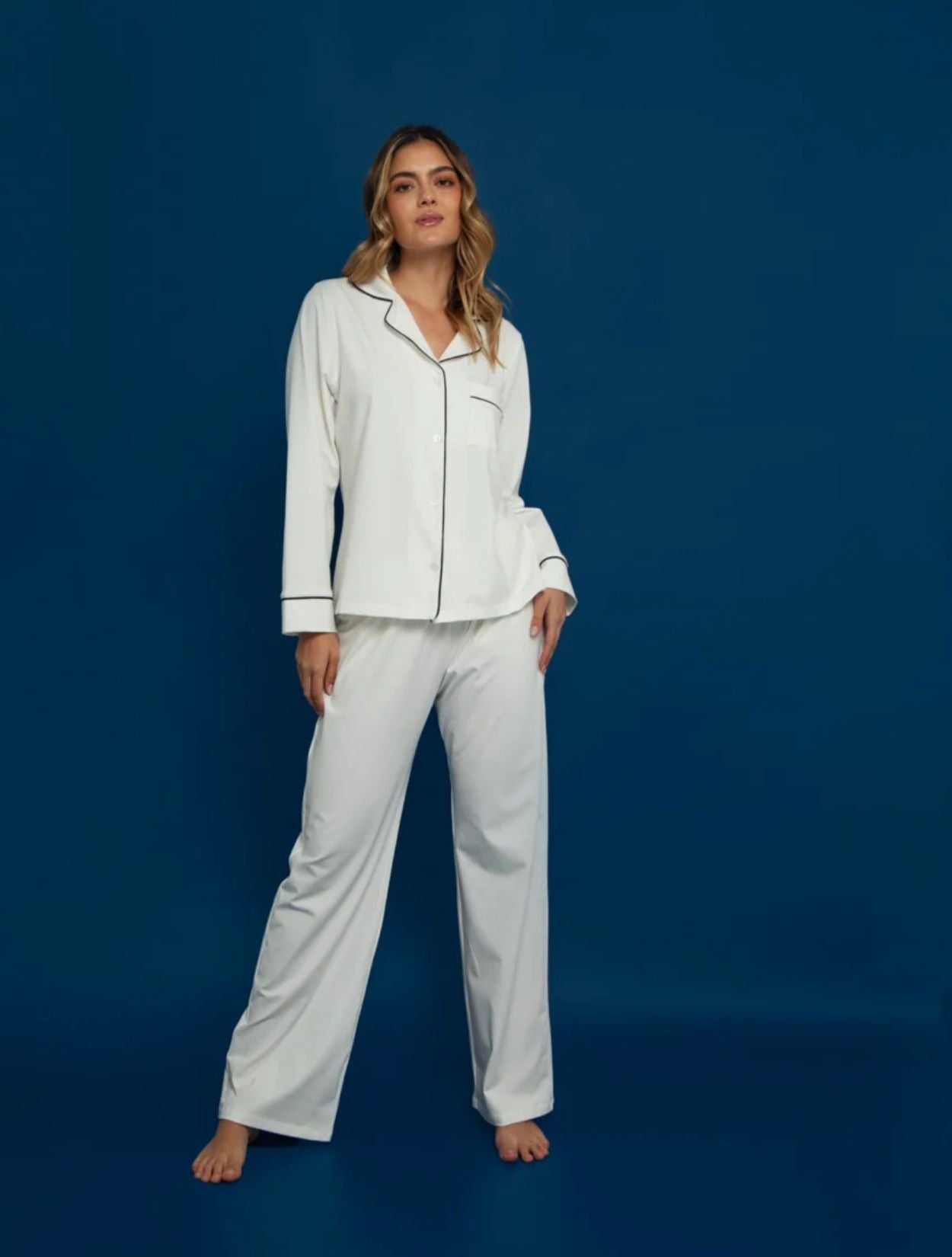 Set de pijama marfil de viscosa con camisa y pantalón modelo marfil de la marca Alma Sleepwear – Ropa de descanso de lujo y sleepwear de autor hecho en Colombia | Casa Precis, Concept Store