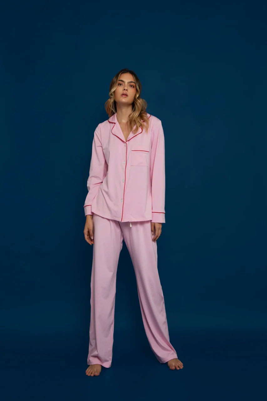 Set de pijama rosado de viscosa con camisa y pantalón modelo All Pink de la marca Alma Sleepwear – Ropa de descanso de lujo y sleepwear de autor hecho en Colombia | Casa Precis, Concept Store