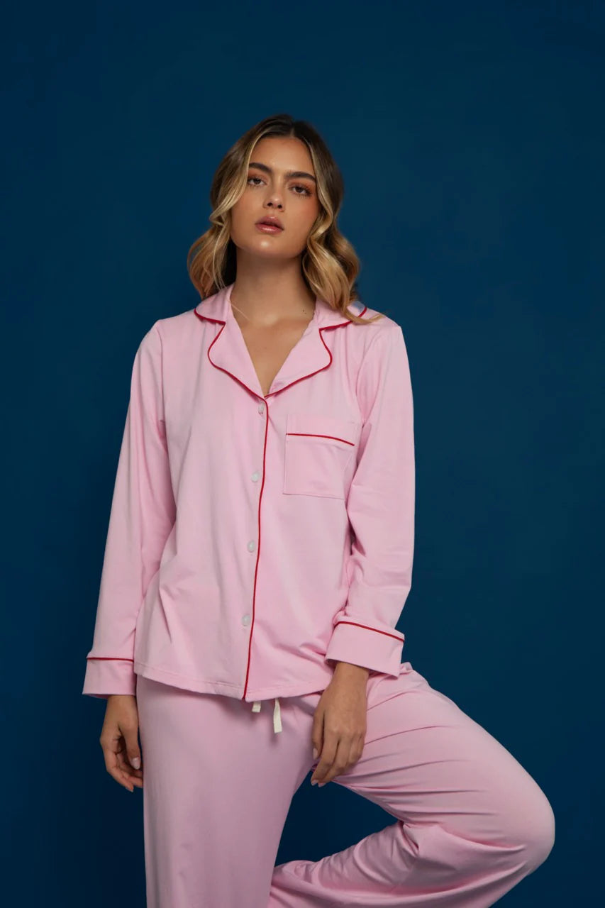 Set de pijama rosado de viscosa con camisa y pantalón modelo All Pink de la marca Alma Sleepwear – Ropa de descanso de lujo y sleepwear de autor hecho en Colombia | Casa Precis, Concept Store