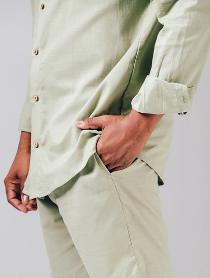 Short de lino premium en color verde eucalipto de la marca Pardo – Ropa de lujo en fibras naturales y diseño de autor hecho en Colombia | Casa Precis, Concept Store