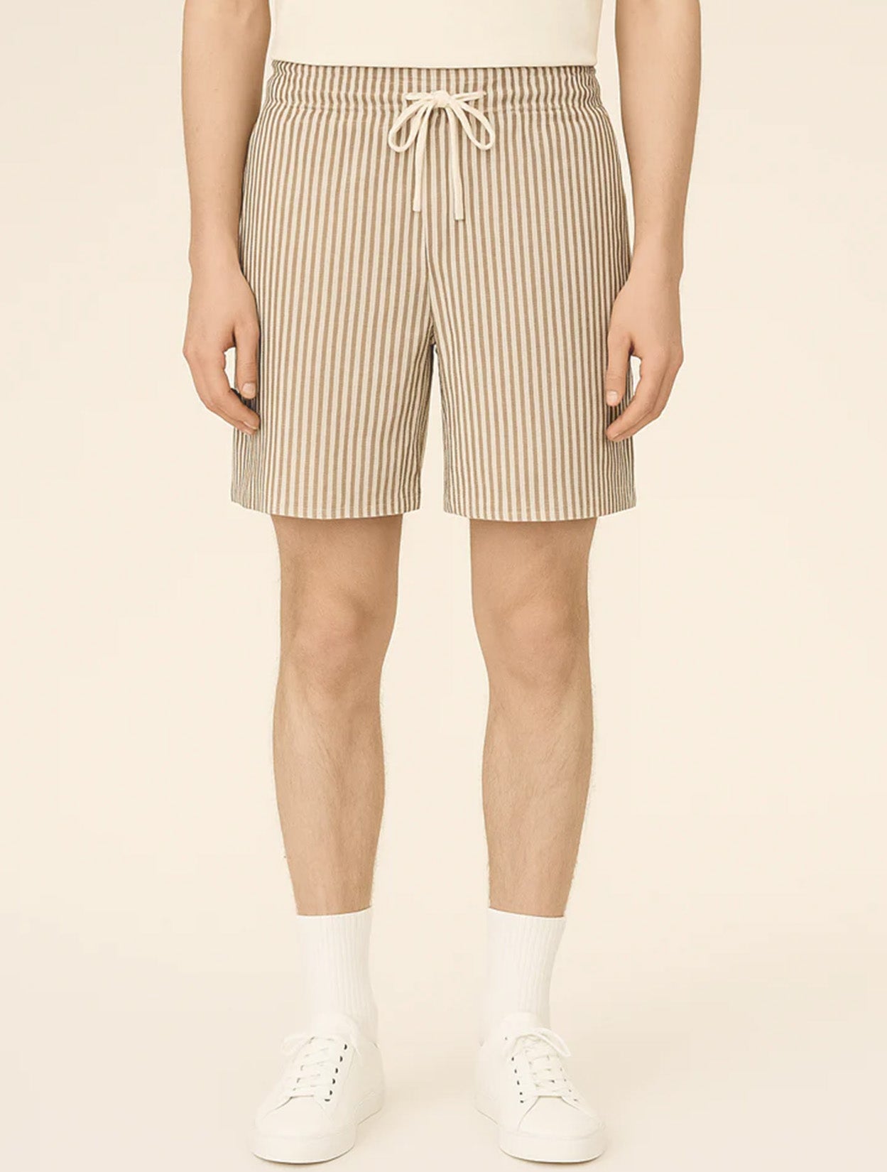 Short de Rayas Blanco y Café en Fibras Naturales de Silueta Relajada de la marca colombiana Pardo x Casa Precis, Concept Store