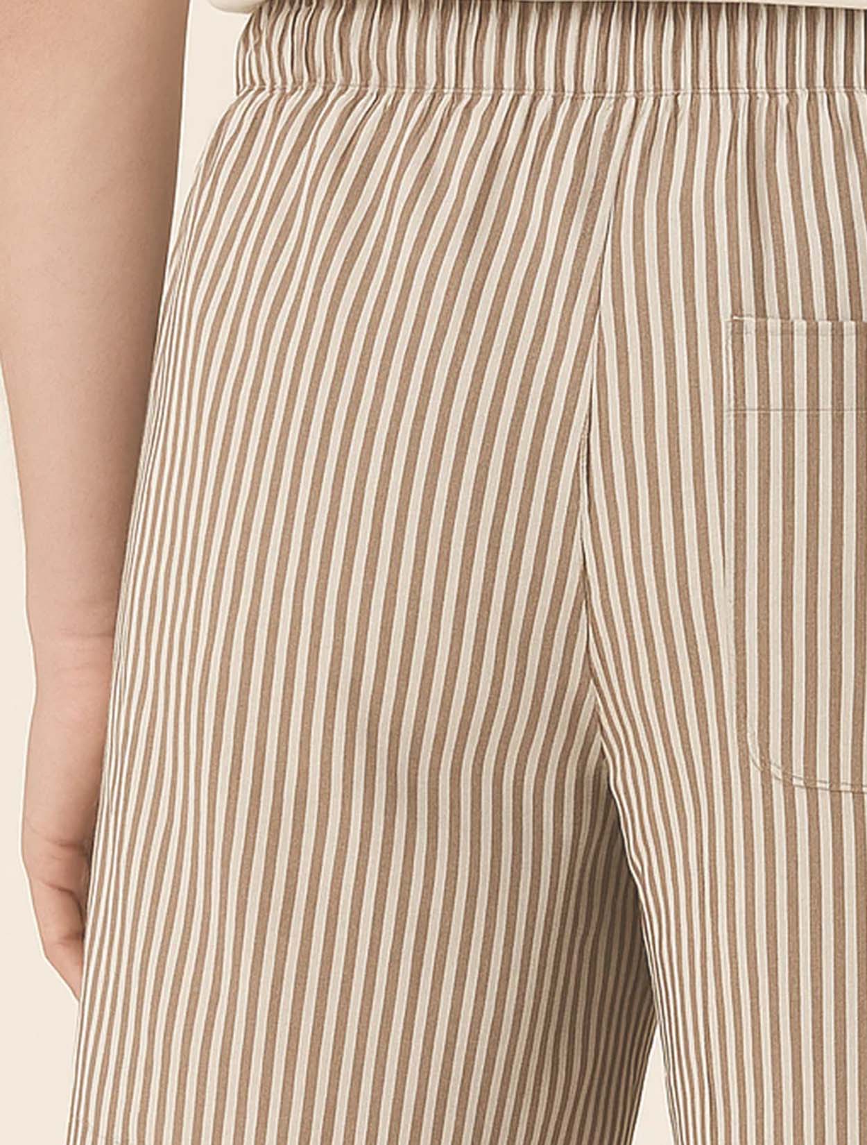 Short de Rayas Blanco y Café en Fibras Naturales de Silueta Relajada de la marca colombiana Pardo x Casa Precis, Concept Store