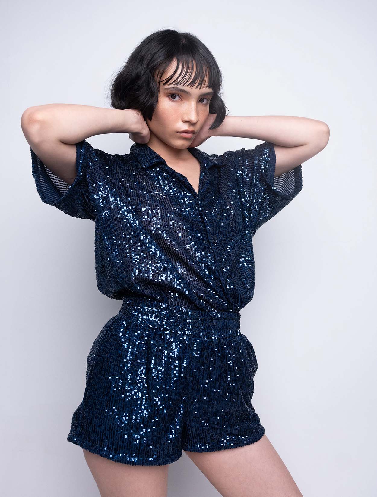 Valery Camisa Clásica de Accamuu con lentejuelas en color azul marino y manga corta para mujer – Moda colombiana de fiesta | Casa Precis, Concept Store. Primer plano.