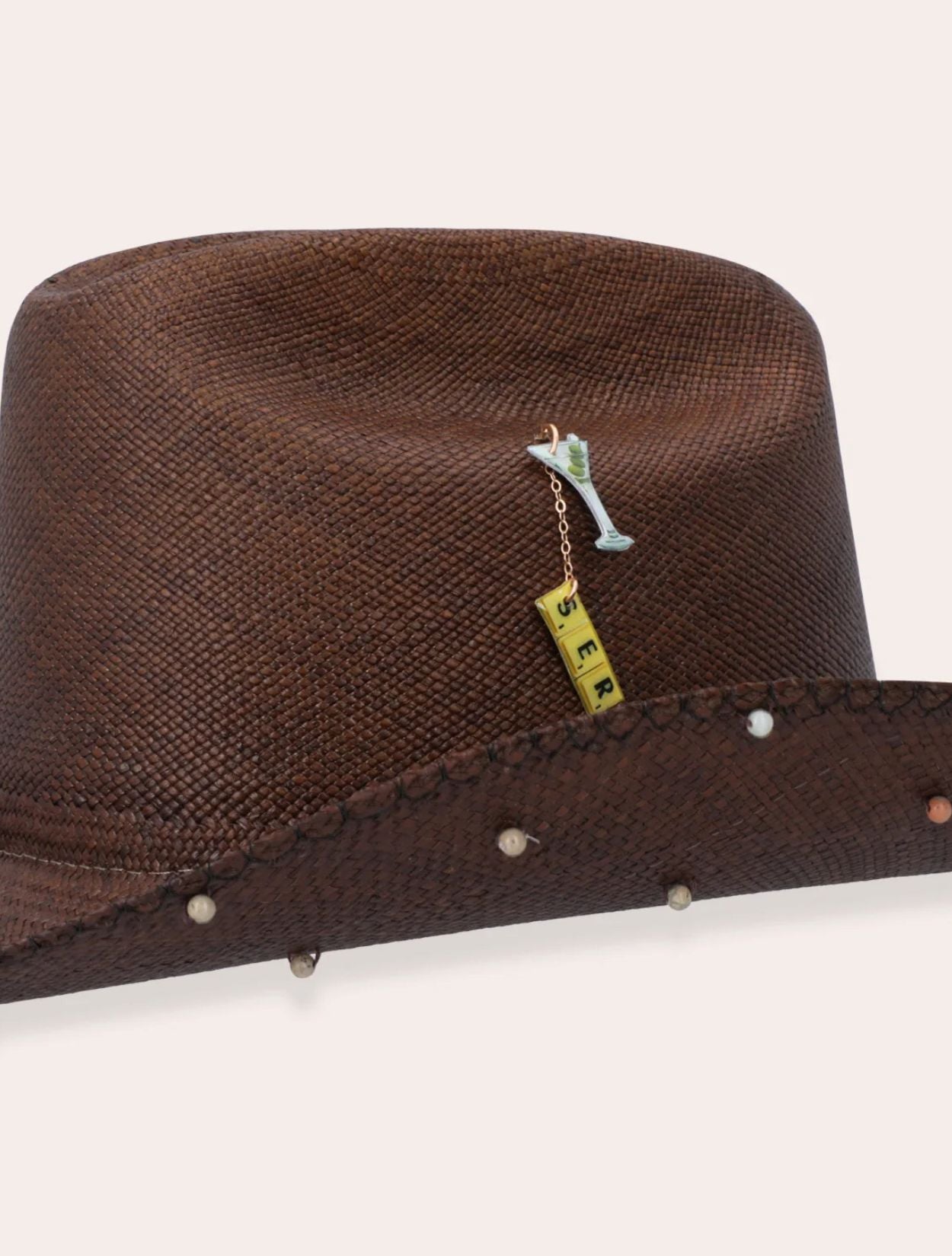 Sombrero After Dark de la marca SerSer en fieltro premium color negro con diseño de autor de ala ancha estructurada – Sombrero de lujo artesanal hecho en Colombia | Casa Precis, Concept Store