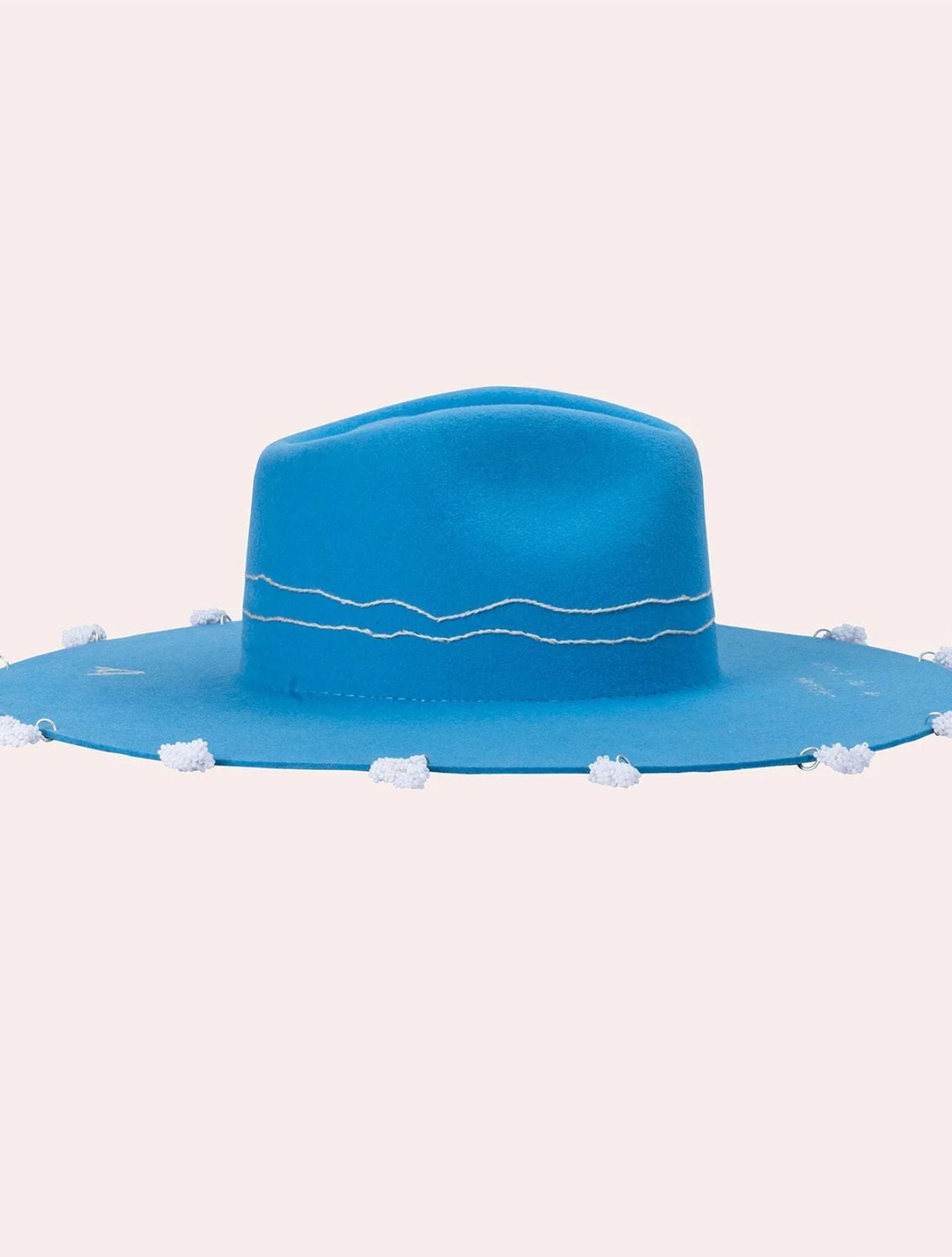 Sombrero Clouds in My Eyes de la marca SerSer en fieltro premium con diseño onírico de autor y ala ancha estructurada – Sombrero de lujo artesanal hecho en Colombia | Casa Precis, Concept Store