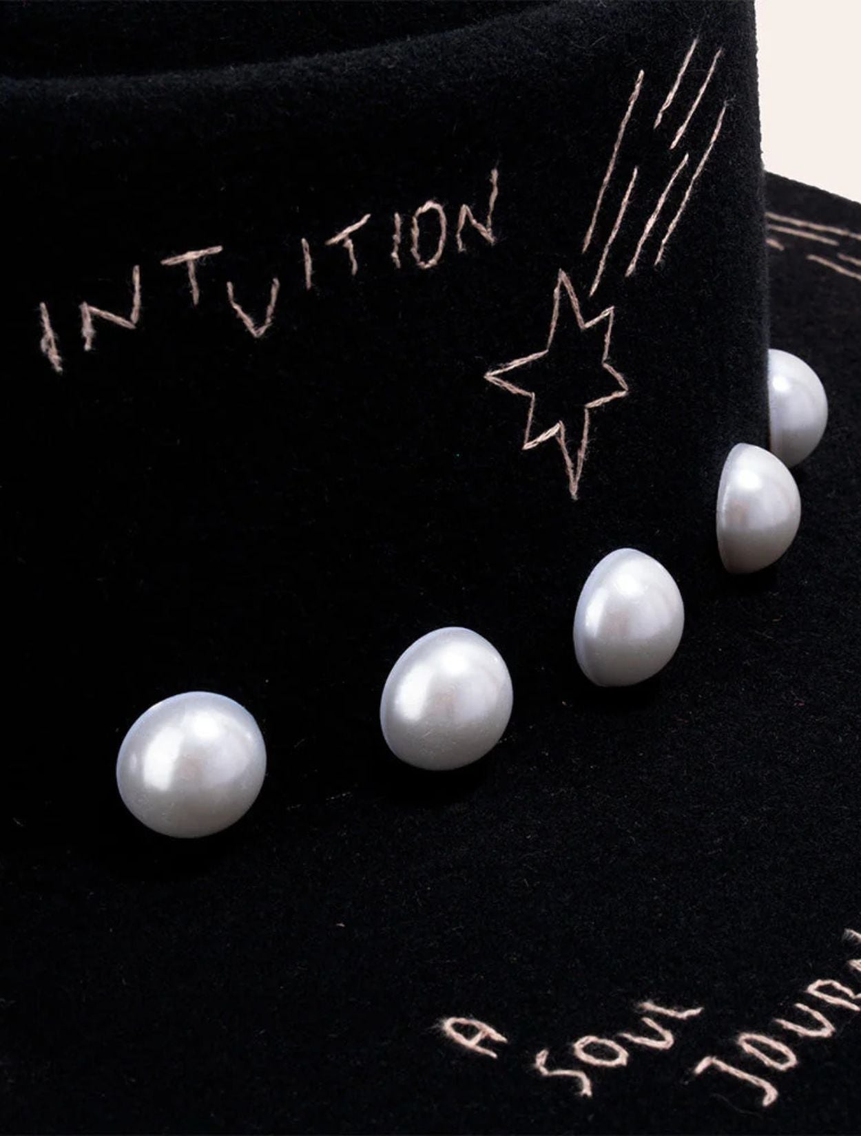 Sombrero Intuition de la marca SerSer en fieltro premium con diseño místico de autor y ala ancha estructurada – Sombrero de lujo artesanal hecho en Colombia | Casa Precis, Concept Store