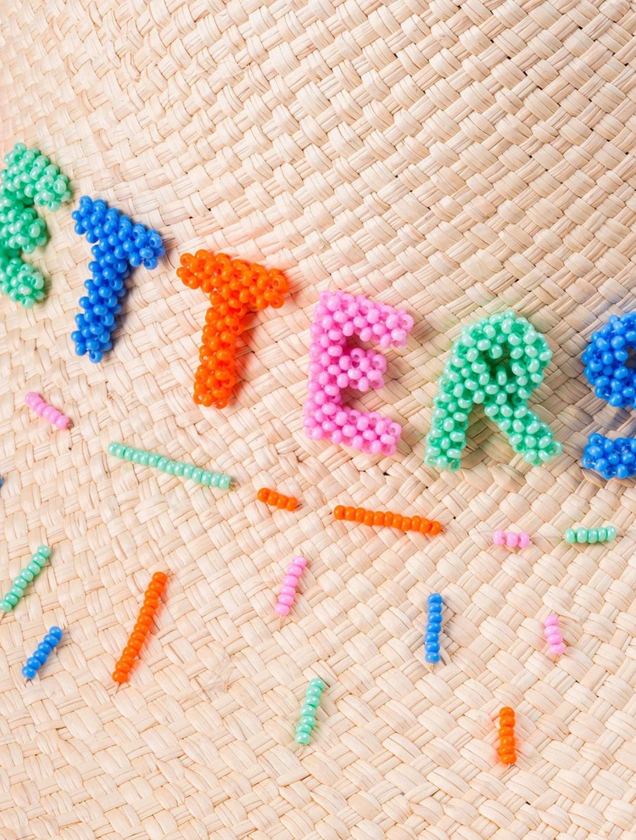 Sombrero Letters from Summer de la marca SerSer con diseño de autor estival y ala ancha estructurada para el sol – Sombrero de lujo artesanal hecho en Colombia | Casa Precis, Concept Store