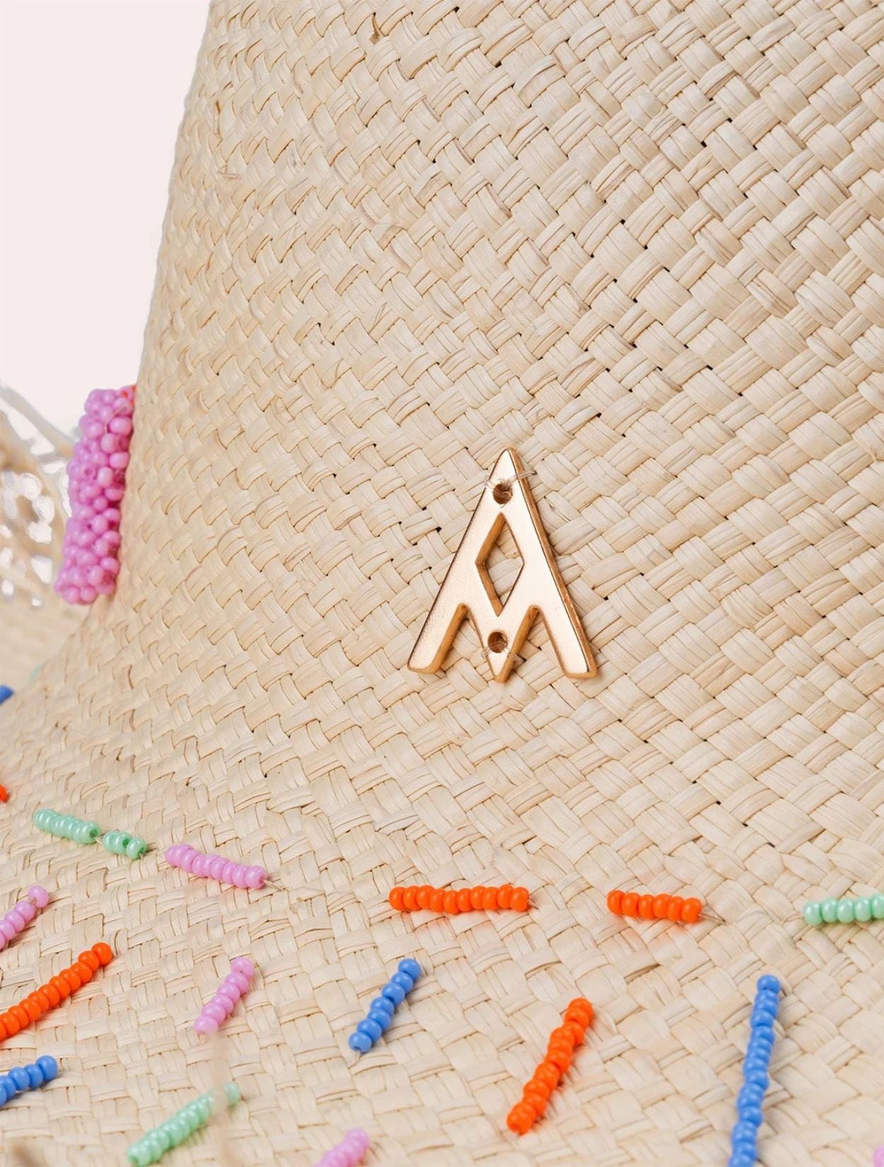 Sombrero Letters from Summer de la marca SerSer con diseño de autor estival y ala ancha estructurada para el sol – Sombrero de lujo artesanal hecho en Colombia | Casa Precis, Concept Store
