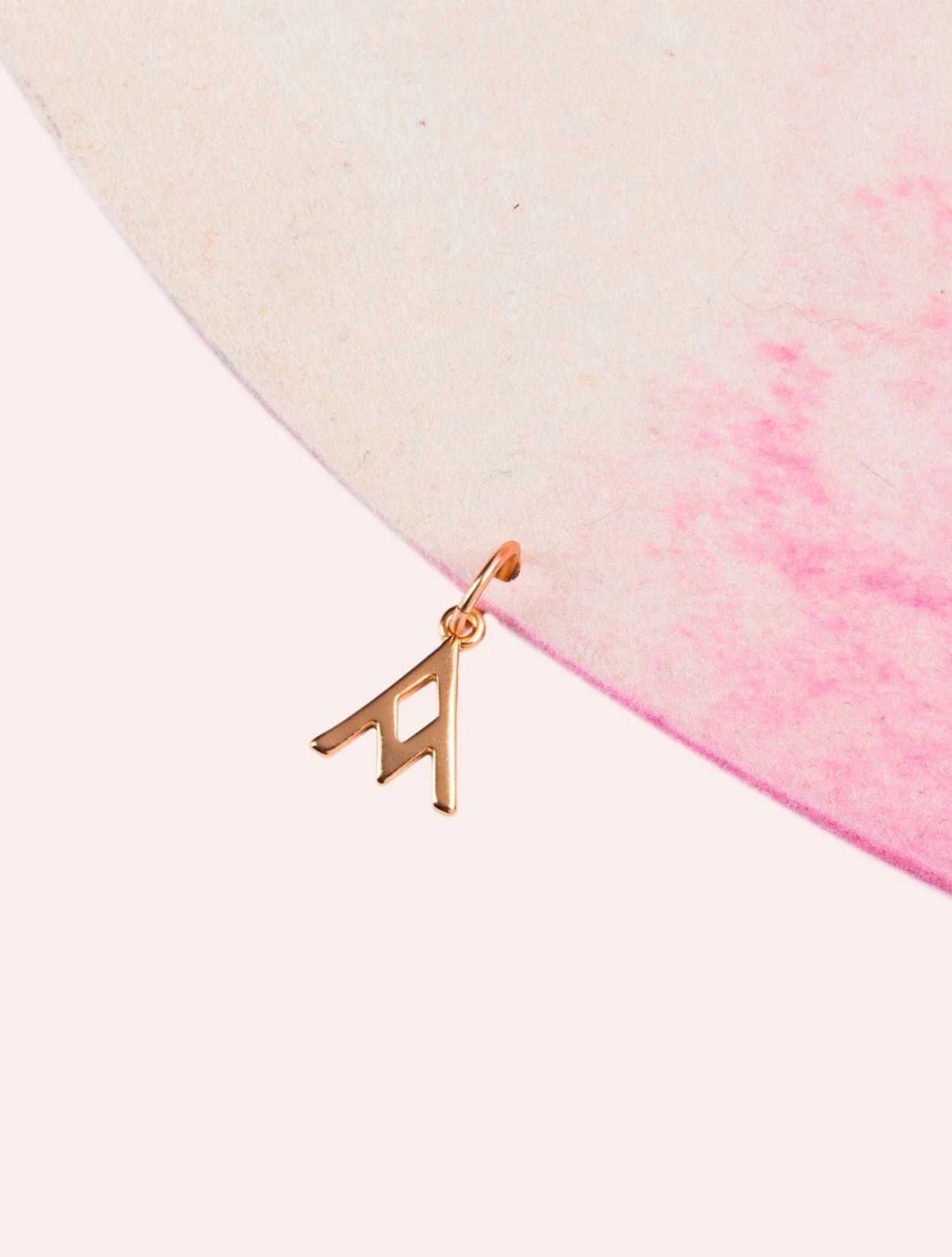 Sombrero Pink Sunset de la marca SerSer en fieltro premium con diseño de autor inspirado en el atardecer y ala ancha estructurada – Sombrero de lujo artesanal hecho en Colombia | Casa Precis, Concept Store