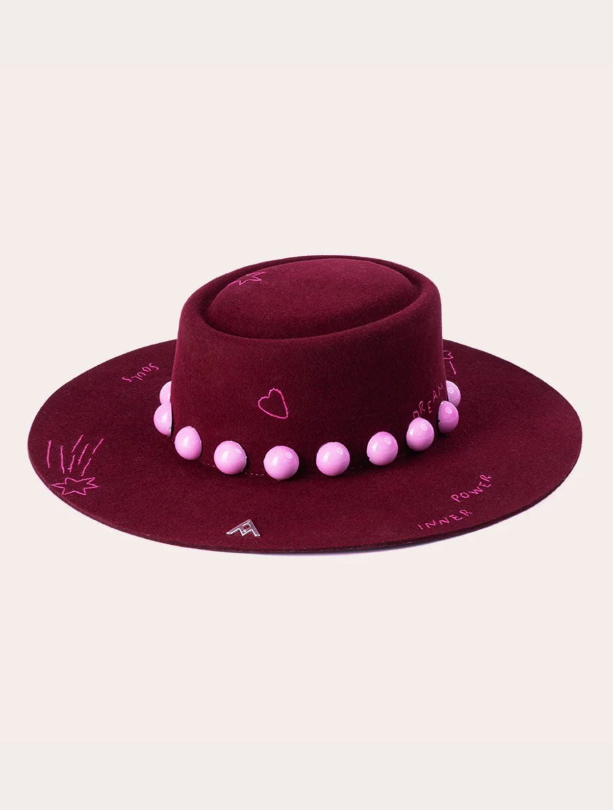 Sombrero Woken Souls de la marca SerSer en fieltro premium con diseño místico de autor y ala ancha estructurada – Sombrero de lujo artesanal hecho en Colombia | Casa Precis, Concept Store