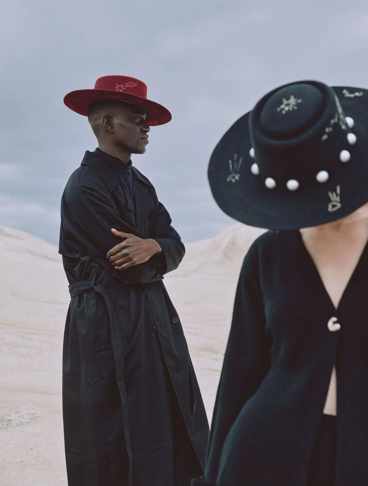 Sombrero Woken Souls de la marca SerSer en fieltro premium con diseño místico de autor y ala ancha estructurada – Sombrero de lujo artesanal hecho en Colombia | Casa Precis, Concept Store