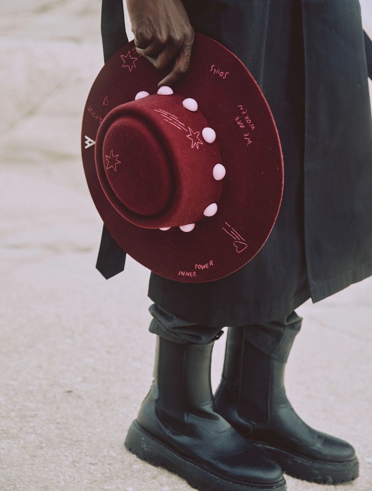 Sombrero Woken Souls de la marca SerSer en fieltro premium con diseño místico de autor y ala ancha estructurada – Sombrero de lujo artesanal hecho en Colombia | Casa Precis, Concept Store