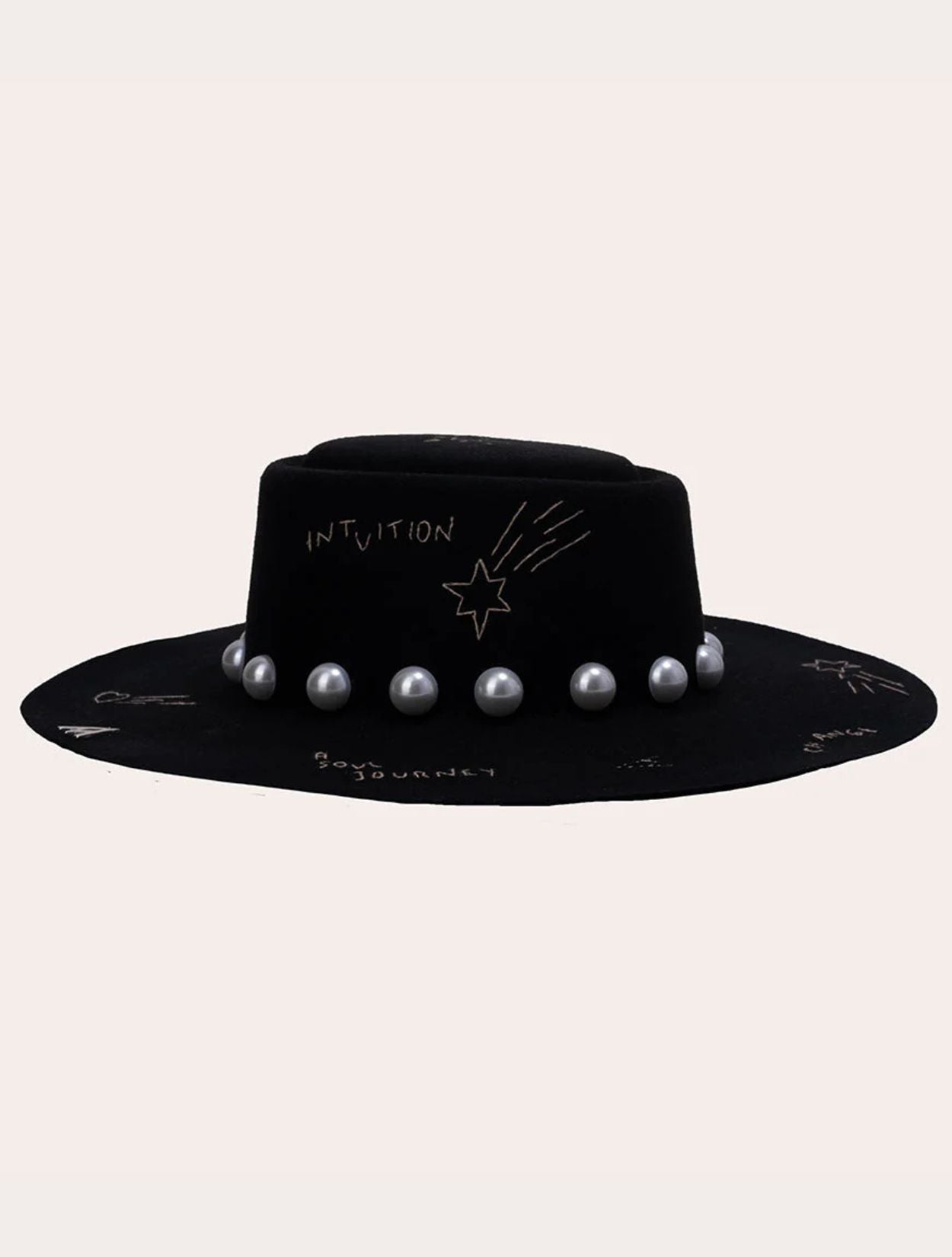 Sombrero Intuition de la marca SerSer en fieltro premium con diseño místico de autor y ala ancha estructurada – Sombrero de lujo artesanal hecho en Colombia | Casa Precis, Concept Store