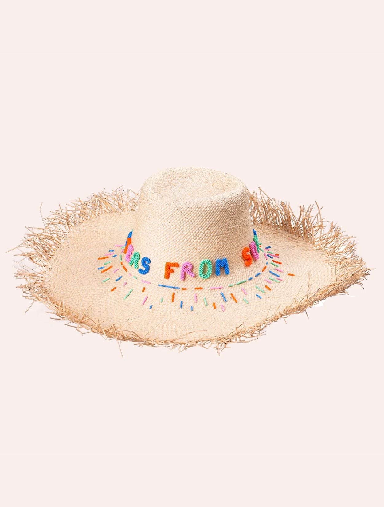 Sombrero Letters from Summer de la marca SerSer con diseño de autor estival y ala ancha estructurada para el sol – Sombrero de lujo artesanal hecho en Colombia | Casa Precis, Concept Store