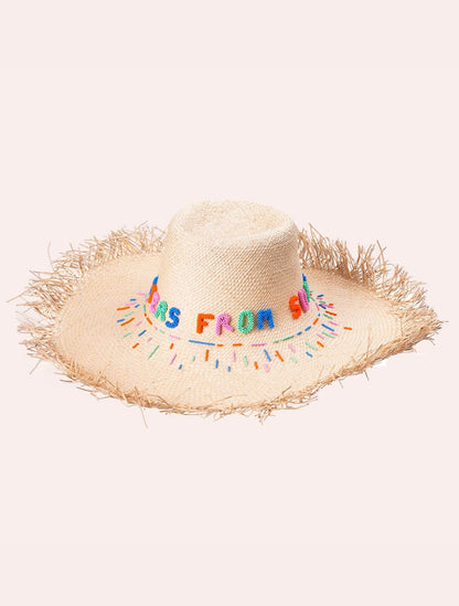 Sombrero Letters from Summer de la marca SerSer con diseño de autor estival y ala ancha estructurada para el sol – Sombrero de lujo artesanal hecho en Colombia | Casa Precis, Concept Store