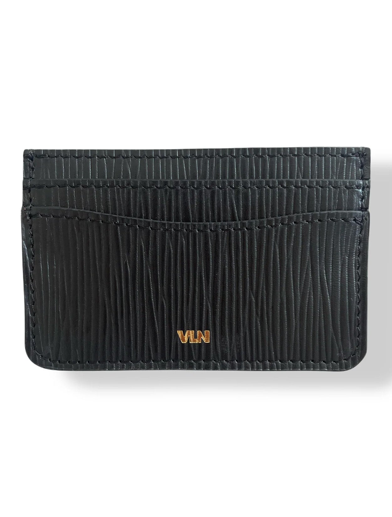 Tarjetero de piel VLN con cuatro ranuras y logo dorado en color azul con textura – Accesorio de marroquinería colombiana de lujo | Casa Precis, Concept Store. Segundo plano.