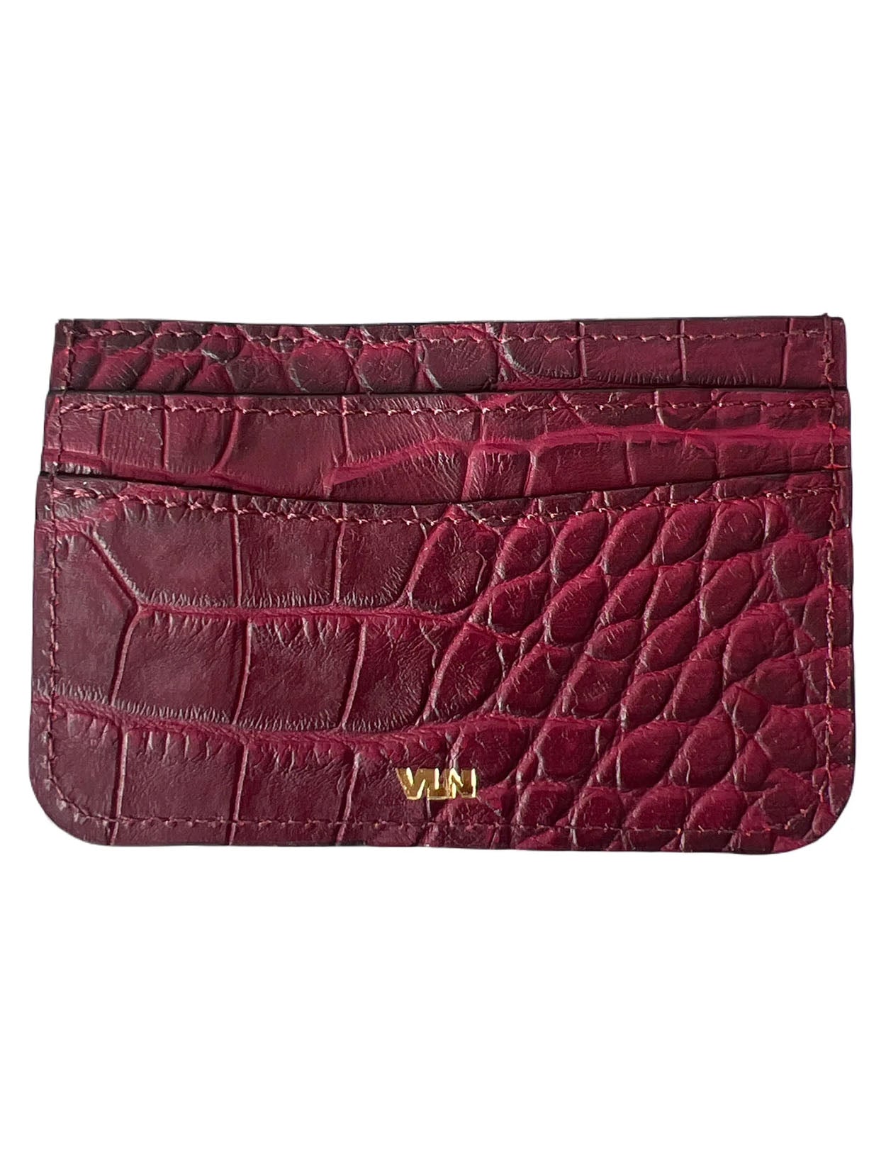 Tarjetero de piel VLN con cuatro ranuras y logo dorado en color azul con textura – Accesorio de marroquinería colombiana de lujo | Casa Precis, Concept Store. Tercer plano.