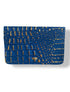 Tarjetero de piel VLN con cuatro ranuras y logo dorado en color azul con textura – Accesorio de marroquinería colombiana de lujo | Casa Precis, Concept Store.