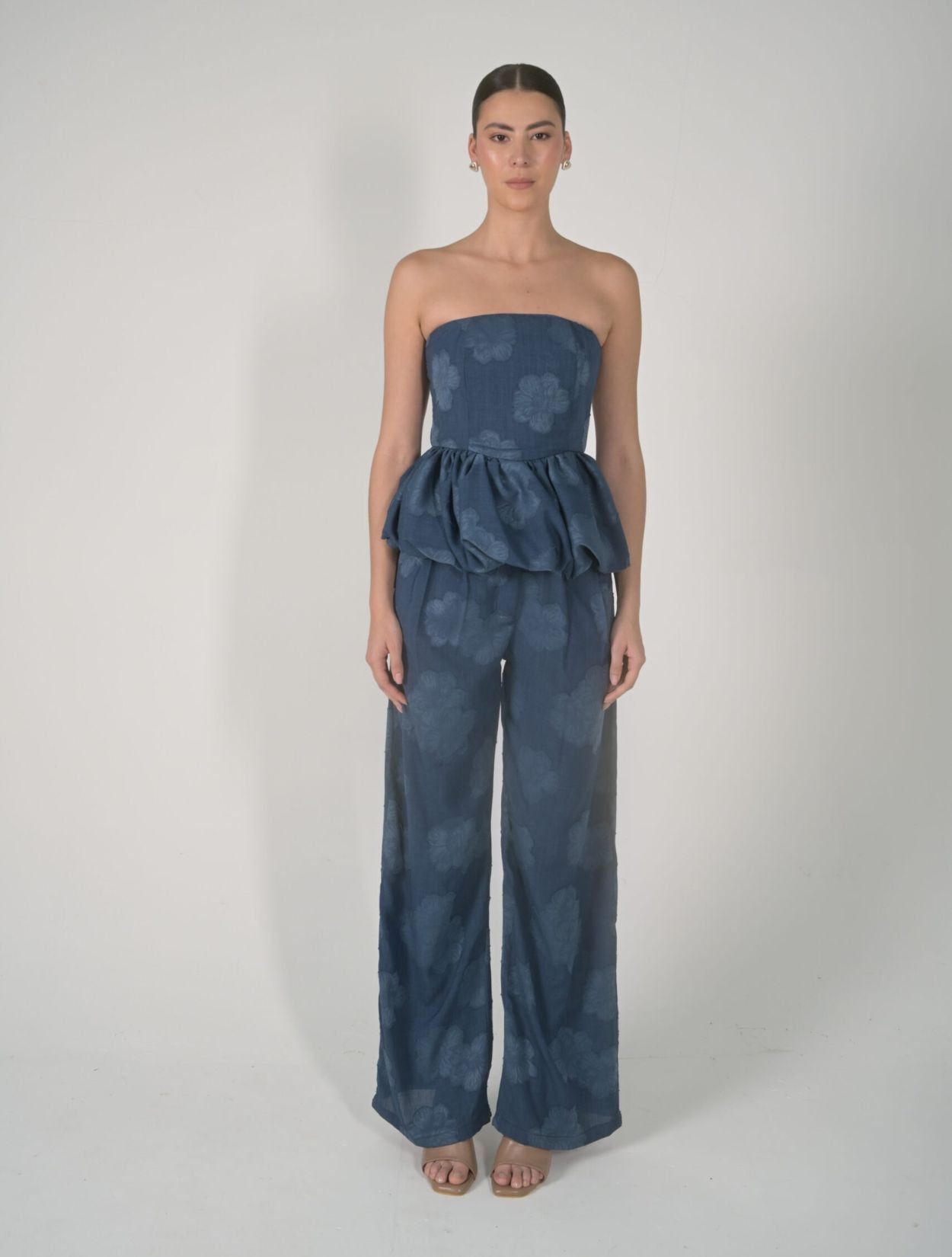 Top Ancora de la marca Mawina con silueta estructurada y diseño minimalista – Moda colombiana de lujo contemporáneo y elegancia náutica | Casa Precis, Concept Store