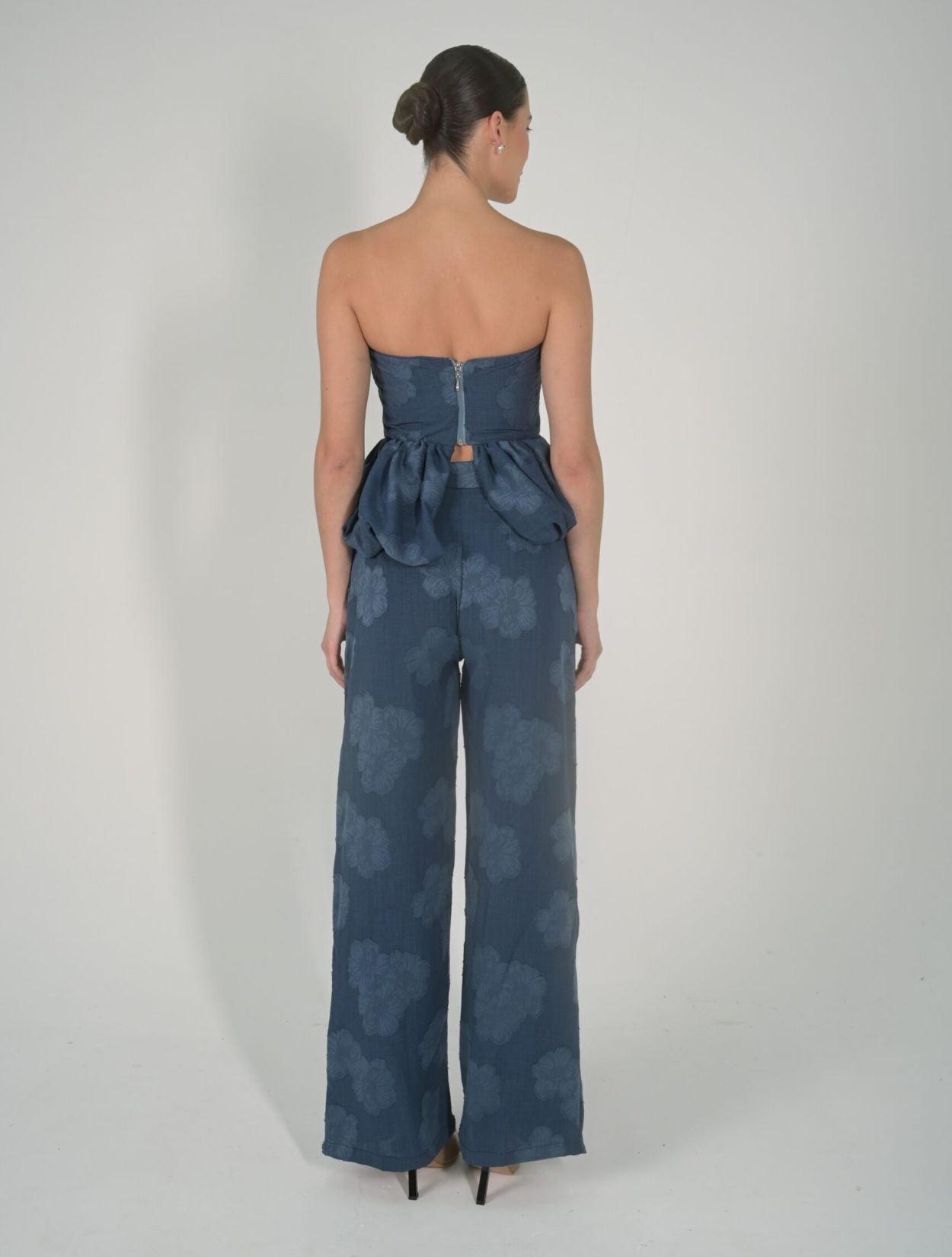 Top Ancora de la marca Mawina con silueta estructurada y diseño minimalista – Moda colombiana de lujo contemporáneo y elegancia náutica | Casa Precis, Concept Store