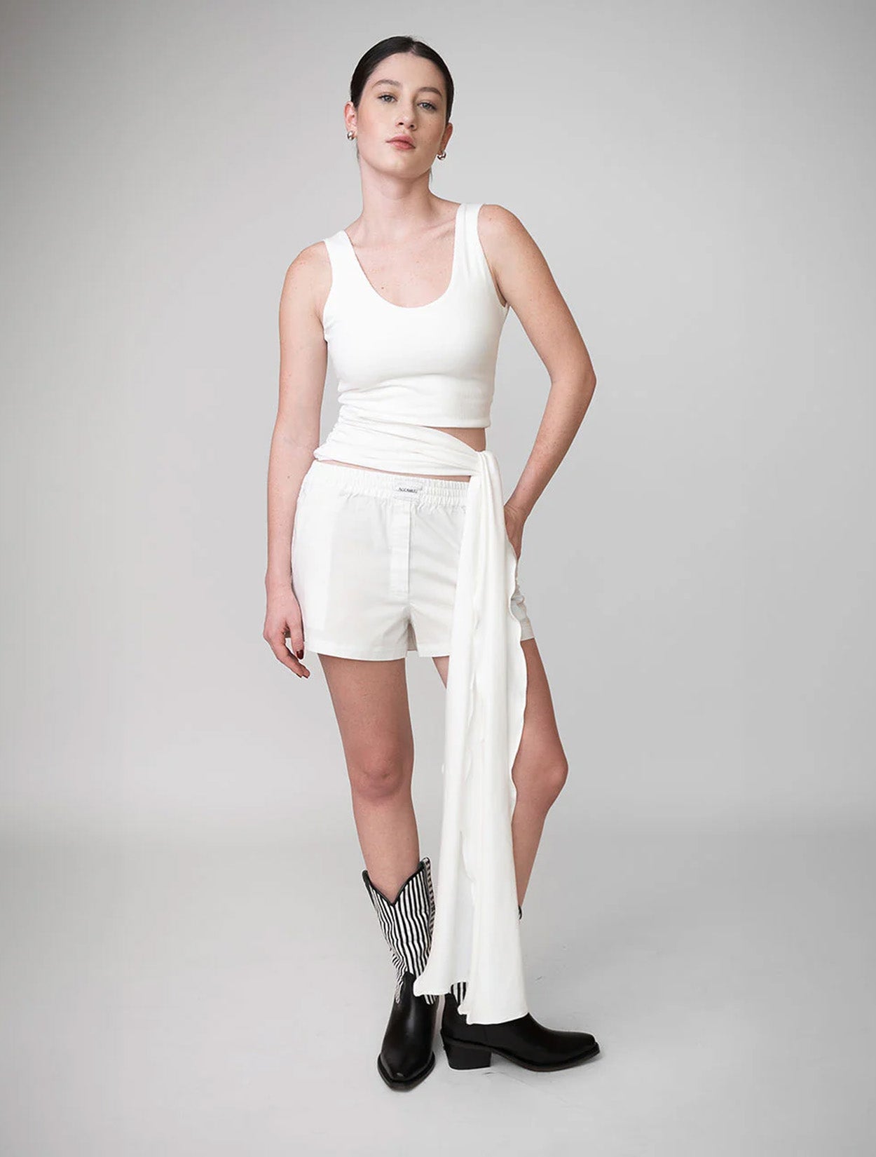 Top Cala Rib de Accamuu en color blanco con tejido acanalado y diseño ajustado para mujer – Hecho en Colombia | Casa Precis, Concept Store. Primer plano.