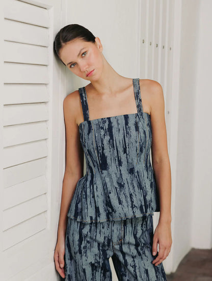 Top corto en denim con efecto de manchas artísticas de la marca Diana Buelvas – Moda colombiana de lujo contemporáneo y diseño de autor | Casa Precis, Concept Store