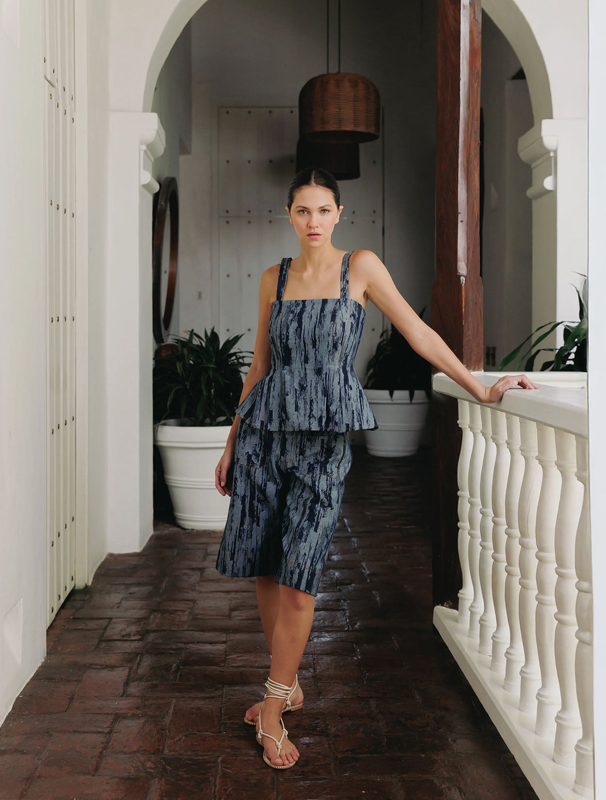 Top corto en denim con efecto de manchas artísticas de la marca Diana Buelvas – Moda colombiana de lujo contemporáneo y diseño de autor | Casa Precis, Concept Store
