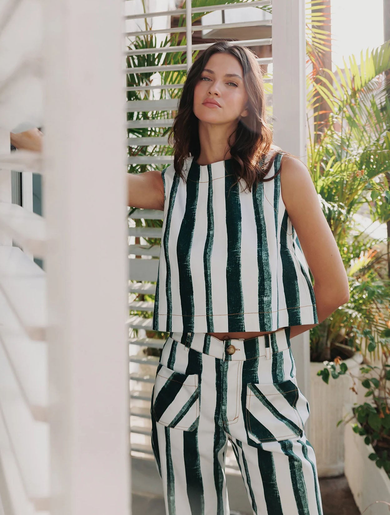 Top corto en denim de rayas verticales de la marca Diana Buelvas con diseño estructurado – Moda colombiana de lujo contemporáneo y estilo urbano | Casa Precis, Concept Store
