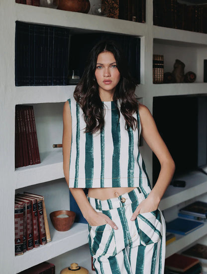 Top corto en denim de rayas verticales de la marca Diana Buelvas con diseño estructurado – Moda colombiana de lujo contemporáneo y estilo urbano | Casa Precis, Concept Store