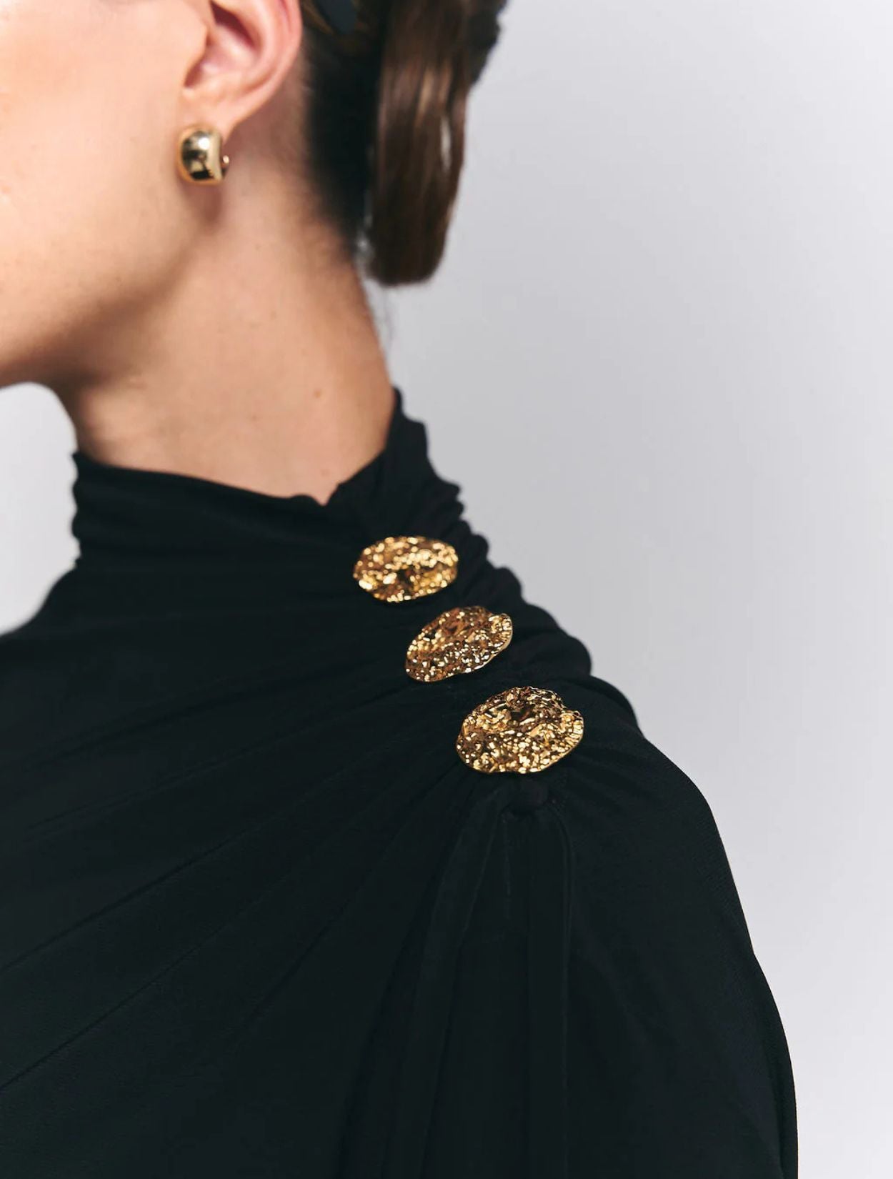 Top Ella Negro de la marca Viviana Ramírez con silueta estructurada sastrera de diseño de autor minimalista – Blusa de lujo hecha en Colombia | Casa Precis, Concept Store