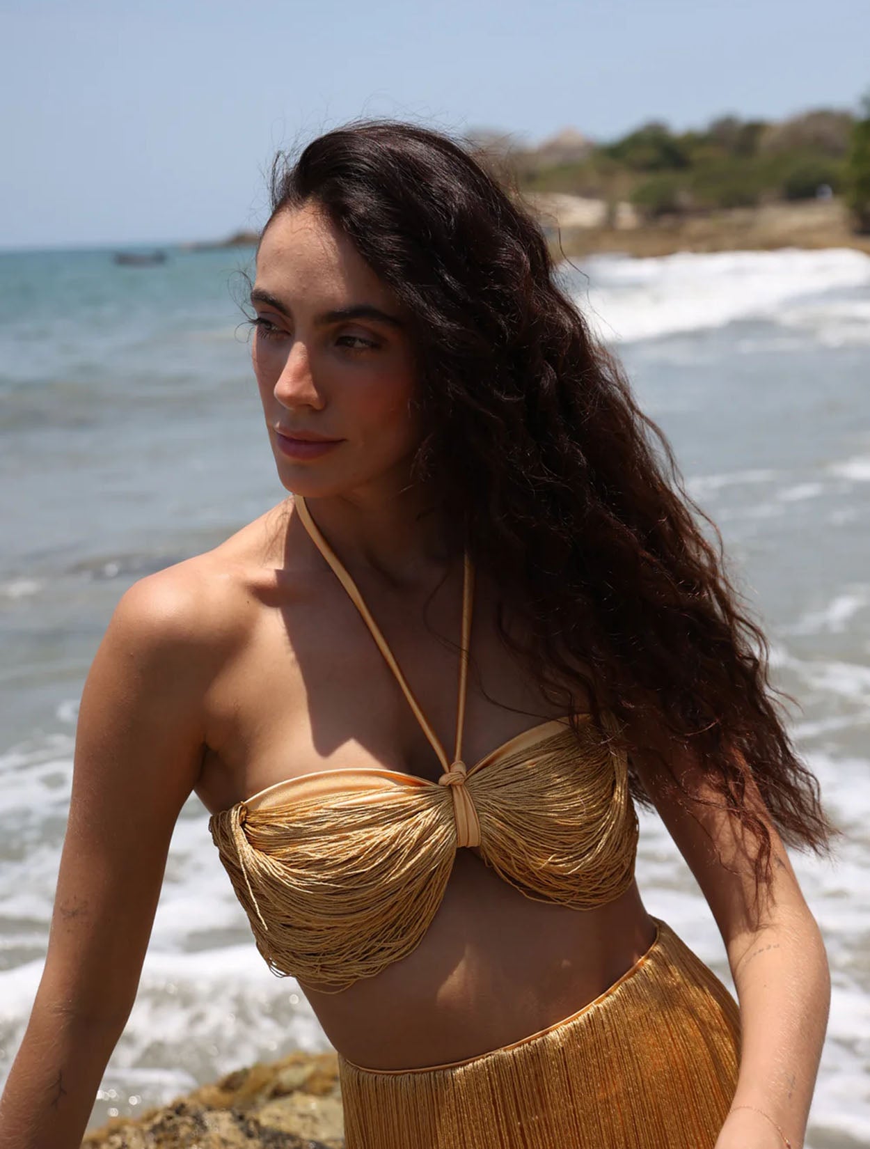 Ocre Top de la marca Bianco con diseño asimétrico y silueta minimalista en tono ocre – Top de lujo de autor hecho en Colombia | Casa Precis, Concept Store