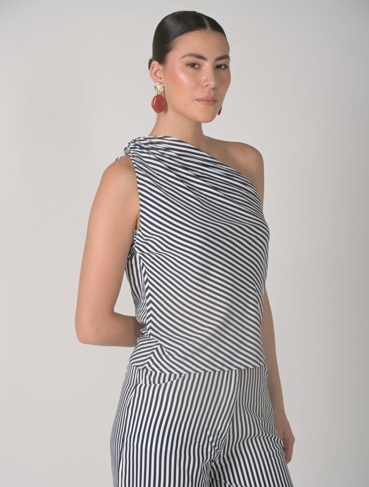 Top Sea de la marca Mawina con diseño fluido y silueta minimalista inspirada en el mar – Moda colombiana de lujo y frescura veraniega | Casa Precis, Concept Store