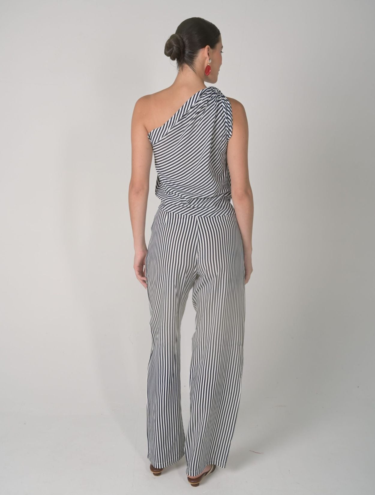 Top Sea de la marca Mawina con diseño fluido y silueta minimalista inspirada en el mar – Moda colombiana de lujo y frescura veraniega | Casa Precis, Concept Store
