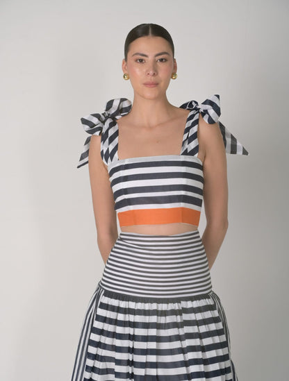 Top Tangelo de la marca Mawina en color naranja vibrante con silueta fluida – Moda colombiana de lujo contemporáneo y frescura estival | Casa Precis, Concept Store