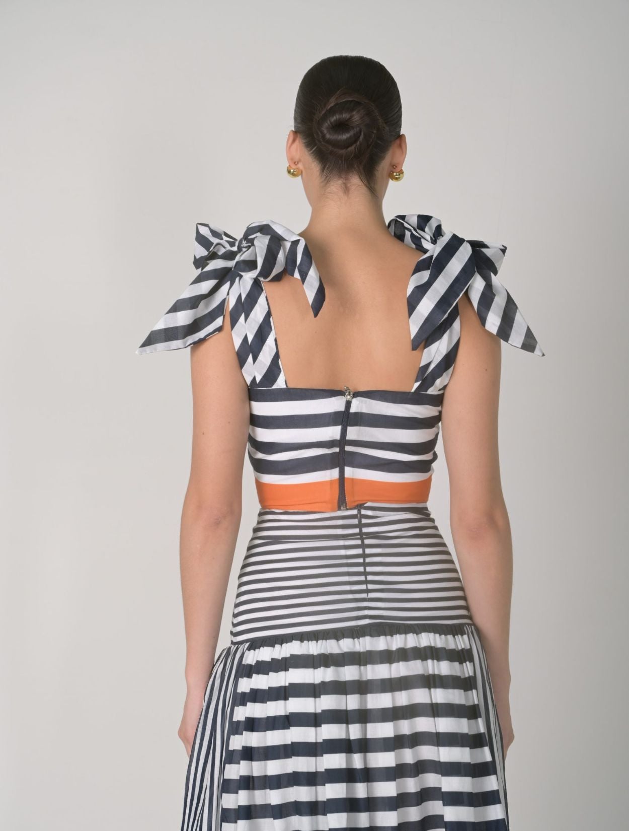 Top Tangelo de la marca Mawina en color naranja vibrante con silueta fluida – Moda colombiana de lujo contemporáneo y frescura estival | Casa Precis, Concept Store