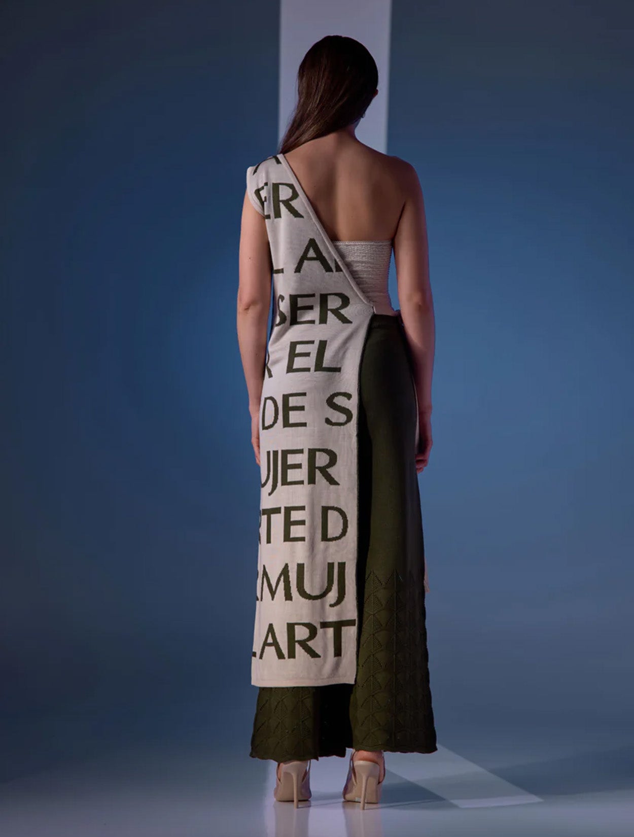 Accesorio largo de cuero bicolor verde y beige modelo Two Fold de la marca Disímil – Marroquinería de diseño contemporáneo y accesorios de lujo hecho en Colombia | Casa Precis, Concept Store