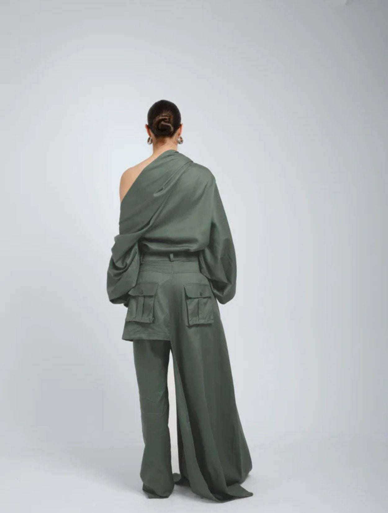 Set Ciocco de la marca A MODO MÍO con silueta sastrera fluida de diseño de autor contemporáneo – Pantalón de lujo hecho en Colombia | Casa Precis, Concept Store
